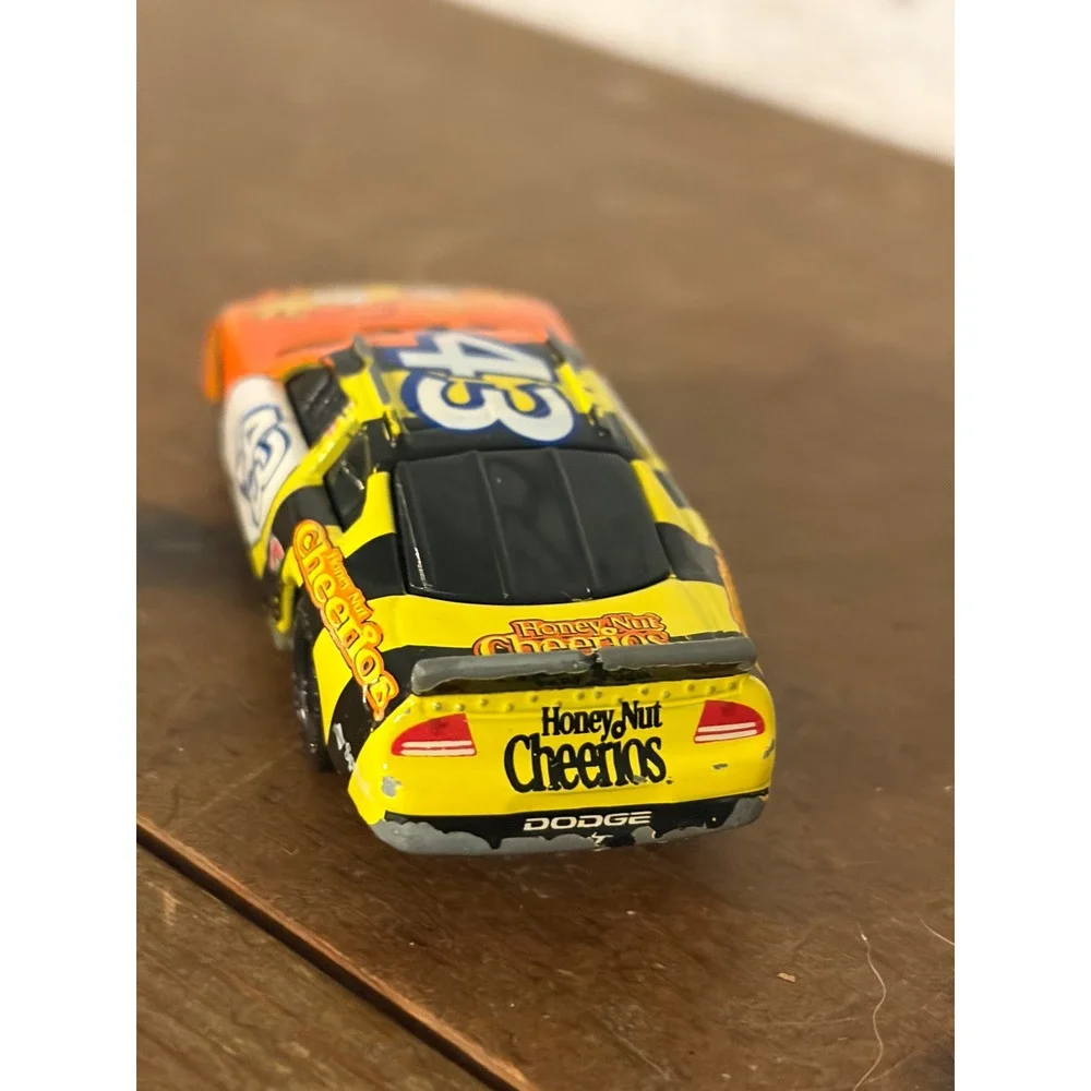 2001 John Andretti #43 Honey Nut Cheerios Dodge R/T 1:64 NASCAR Die cast Car